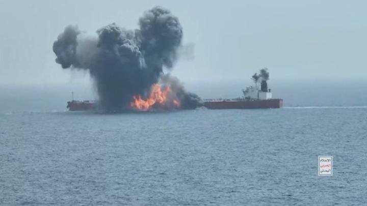 Houthi Siarkan Video Peledakan Kapal Tanker Minyak MT Chios Lion dalam area Laut Merah